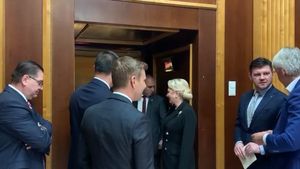 VIDEO Imagini rare cu consilierii Vioricăi Dăncilă: Anton Pisaroglu și Costin Mihalache, alături de premier la moțiunea de cenzură