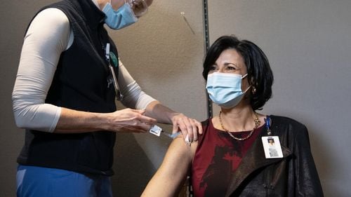 Directorul Centrului pentru Prevenirea și Controlul Bolilor SUA recomandă a treia doză de vaccin pentru adulții din prima linie