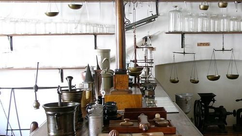 Muzeul Național Brukenthal închide două muzee / Muzeul Cinegetic și Muzeul Farmaciei din Sibiu vor mai putea fi vizitate doar în grupuri de minim 10 persoane și cu programare / Conducerea s-a plâns constant în ultima perioadă de alocările bugetare