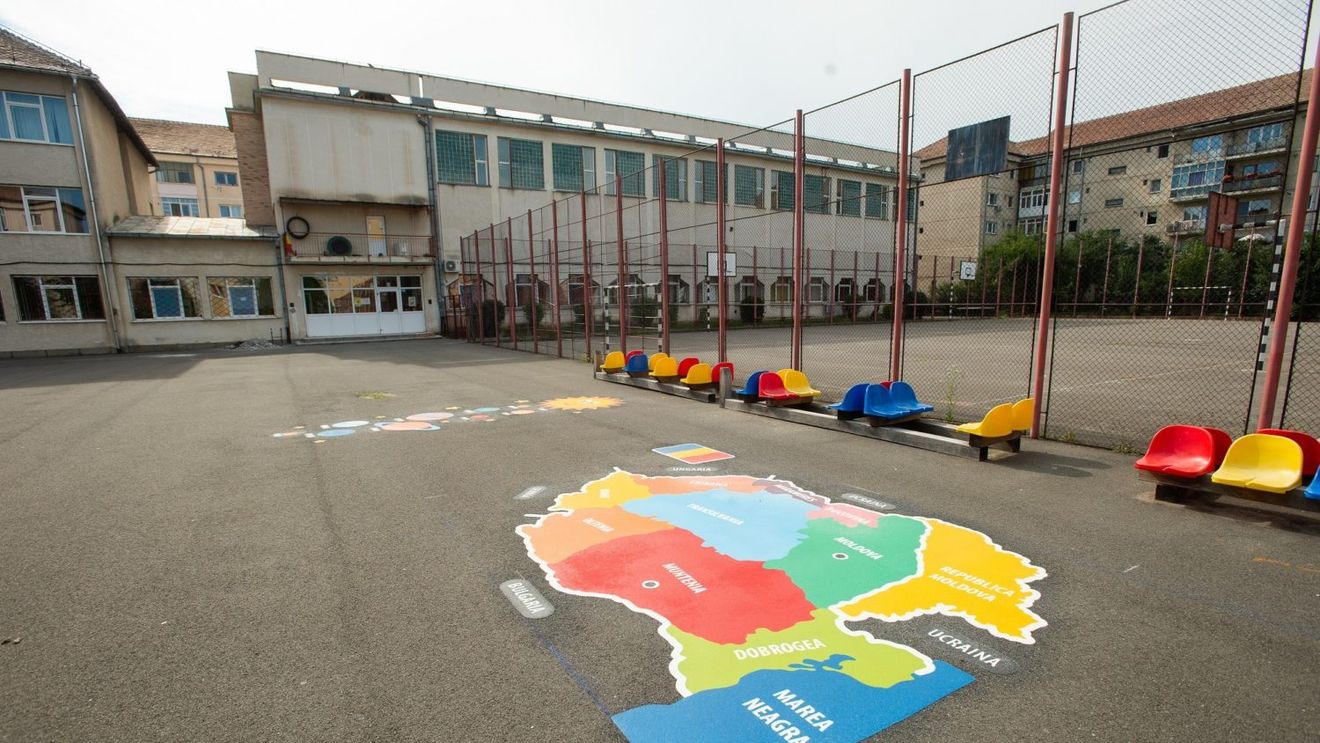 Primăria Sibiu implementează jocurile Playform în curtea școlii, pentru a-i încuraja pe copii să renunțe la telefoanele mobile
