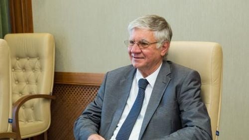 Ambasadorul Ungariei la Chișinău, acuzat că a blocat o stradă intens circulată și a lovit un polițist. Ambasada Ungariei acuză un comportament agresiv al omului legii