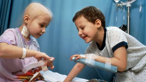 Diferențe semnificative de supraviețuire între copiii bolnavi de cancer tratați în București și celelalte regiuni ale țării/ Decalaj important și între mediul rural și urban (studiu Dăruiește Aripi)