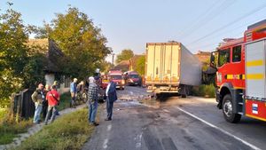 UPDATE Accident grav cu nouă victime în Mureș între un microbuz și un TIR: O persoană a murit și alte trei sunt încarcerate, trafic blocat pe DN 13A