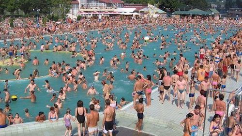 Tarife de trei ori mai mari, vara aceasta, la Complexul Week-end din Tg. Mureș / De la 7 lei, prețul biletelor urcă la 20 de lei / Localnicii au o reducere de 25%