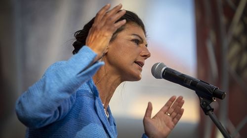 Atac cu vopsea asupra unei politiciene germane de extremă stânga, care şi-a făcut partid cu numele ei