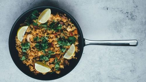 Cum clătim corect și preparăm soiurile de orez pe care le întâlnim cel mai frecvent/ O rețetă namibiană, de gătit rapid, sănătoasă și sățioasă