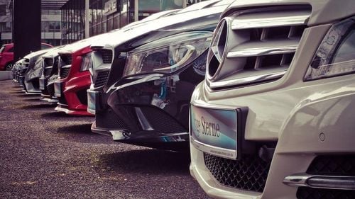 Grup infracțional organizat care fura mașini și utilaje agricole din UE, destructurat de procurori în județele Iași, Neamț și Bacău. Printre mașinile furate se numără Mercedes, Maserati și BMW