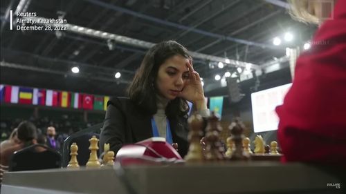 O jucătoare de șah iraniană a fost avertizată să nu se mai întoarcă în Iran după ce a concurat fără hijab. Ea a ajuns marți în Spania – surse Reuters