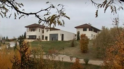 Libertatea: Șeful serviciului secret al Ministerului de Interne are în declarația de avere un conac uriaș cu heliport pentru care e judecat fostul sindicalist Liviu Luca / Generalul Dumitrache este ginerele lui Luca și fiul unui fost ofițer SRI condamnat pentru corupție