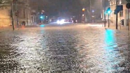 VIDEO Ploaie torenţială în Constanţa / A fost emis mesaj RO-Alert / Mai multe maşini blocate pe carosabil, locuințe fără curent electric