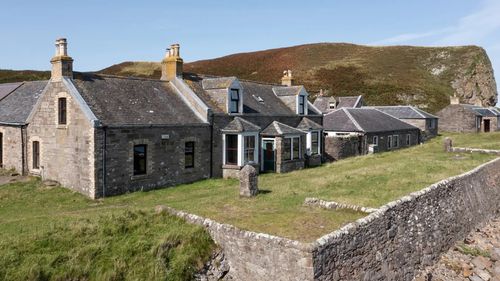 O insulă privată idilică, în largul coastei Scoției, scoasă la vânzare pentru 3, 1 milioane de dolari/ Are șapte locuințe, o cârciumă și un far / Cârciuma s-a închis după ce insula a fost cumpărată de un om de afaceri elvețian