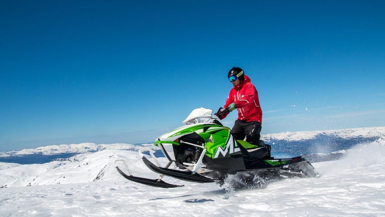 Accident groaznic pe munte: un bărbat a căzut de pe un snowmobil și a fost lovit de alt snowmobil