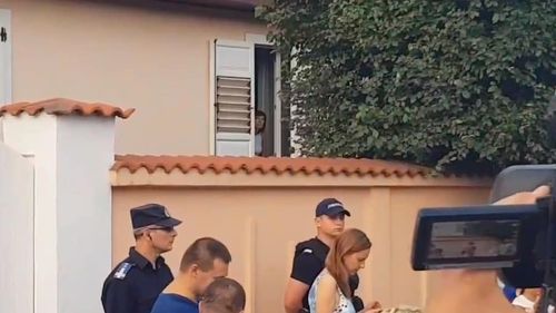 VIDEO Carmen Iohannis a salutat manifestanții din Sibiu care au ajuns la casa președintelui