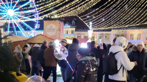 Comercianții din Târgul de Crăciun din Sibiu susțin că vânzătorii ambulanți și cerșetorii strică imaginea orașului / ”La mine vin aproape zilnic în control echipe de la ANPC, de la ANAF. Pe ei nu-i întreabă nimeni nimic”