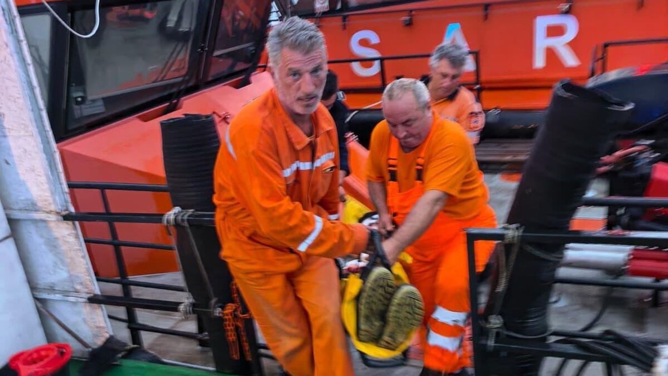 SURSE | Unul dintre marinarii răniți de drona care a lovit petrolierul Gas Lisbon a murit / Avea arsuri de 30% pe față, inclusiv pe căile aeriene