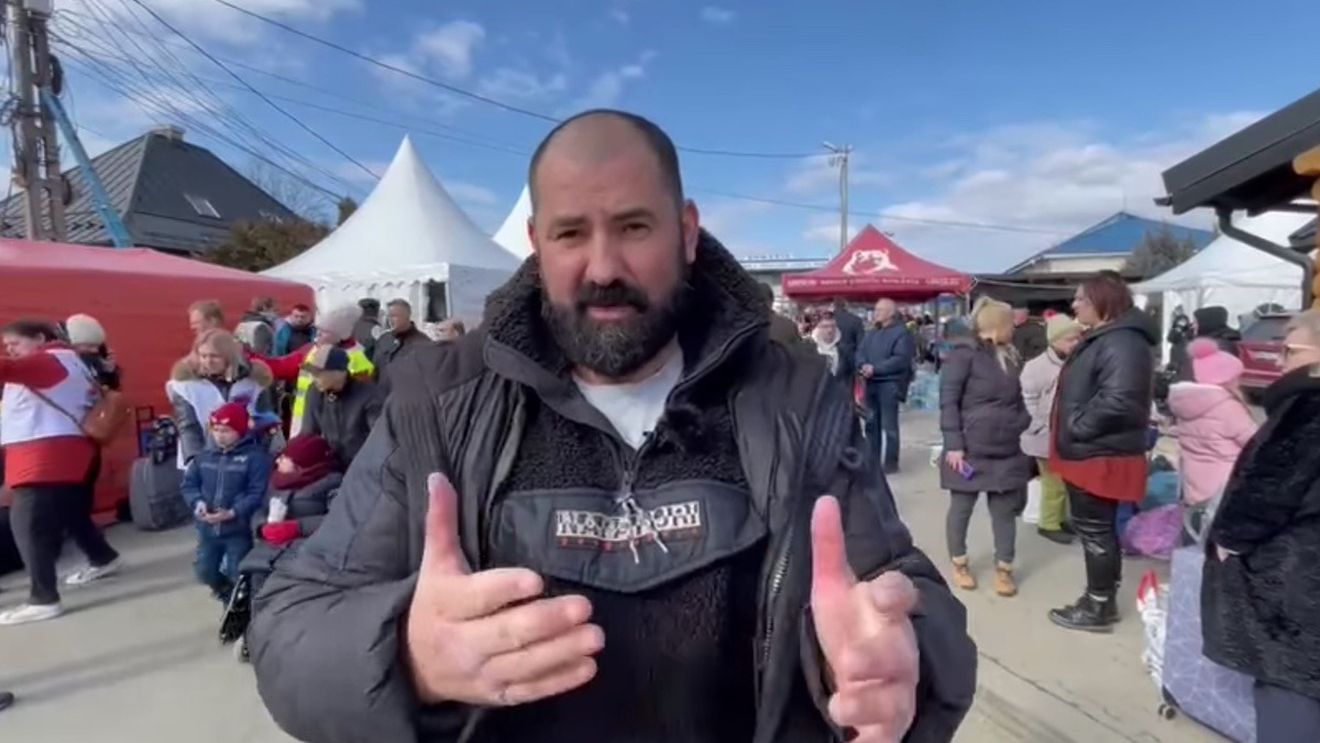 Chef Adrian Hădean pregătește mâncare pentru refugiați, în Vama Sighet. ”Oamenii sunt foarte speriaţi şi dezorientaţi, nu ştiu exact ce va fi cu viaţa lor”