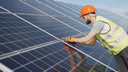 ANRE: 10 mii de noi prosumatori în luna septembrie / S-a ajuns la 267 de mii, care au peste 3.100 MW putere instalată / ”Sunt foarte mulţi şi au şi o putere uriaşă”