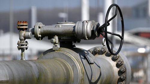 Conductă de gaze subterană, spartă în urma unor lucrări de canalizare, în Băile Olăneşti / Perimetru de siguranţă de 800 de metri / 35 de persoane au fost evacuate