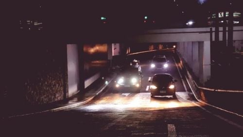 Farurile care orbesc constrâng șoferii să evite condusul pe timp de noapte