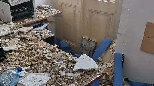 FOTO Bucăți din tavan au căzut în Secția 3 de Poliție a Capitalei/ Sindicatul Europol: Domnule ministru, raportăm: Ne cade tavanul în cap!