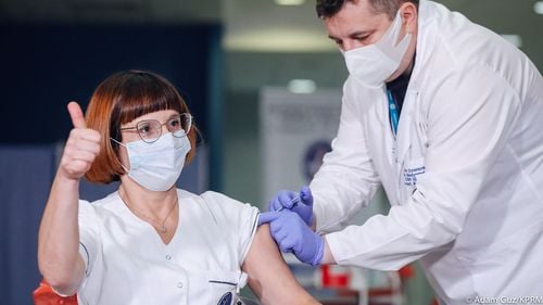 Valeriu Gheorghiță: Reacțiile adverse sunt mai frecvente după a doua doză, pentru că organismul are deja un nivel al anticorpilor preformați. Este un fenomen întâlnit la toate vaccinurile care au rapel