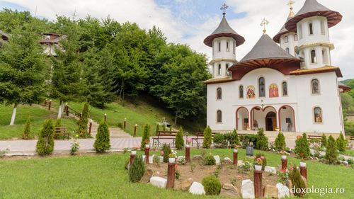 Excursii gratuite cu masă inclusă la o mănăstire din Brașov / Sunt organizate de un preot, care e patronul unei firme de transport și ctitorul mănăstirii