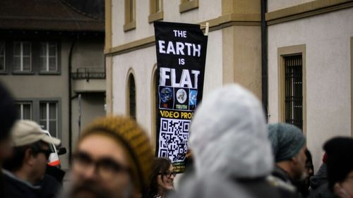 De ce teoriile conspirației sunt atât de seducătoare pentru unii: Despre frica de moarte și puterea oamenilor marginalizați