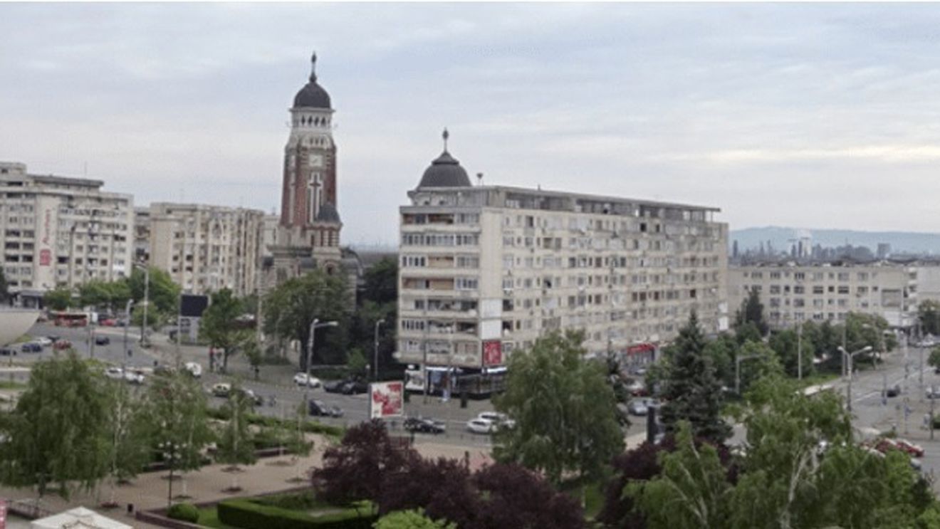 Primăria Ploiești întreabă cetățenii dacă sunt de acord cu demolarea unui bloc din centrul orașului pentru a amenaja o esplanadă pietonală/ Nu este precizată soarta zecilor de familii care locuiesc în imobil