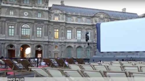 VIDEO Curtea muzeului Luvru din Paris a devenit un uriaș cinematograf în aer liber