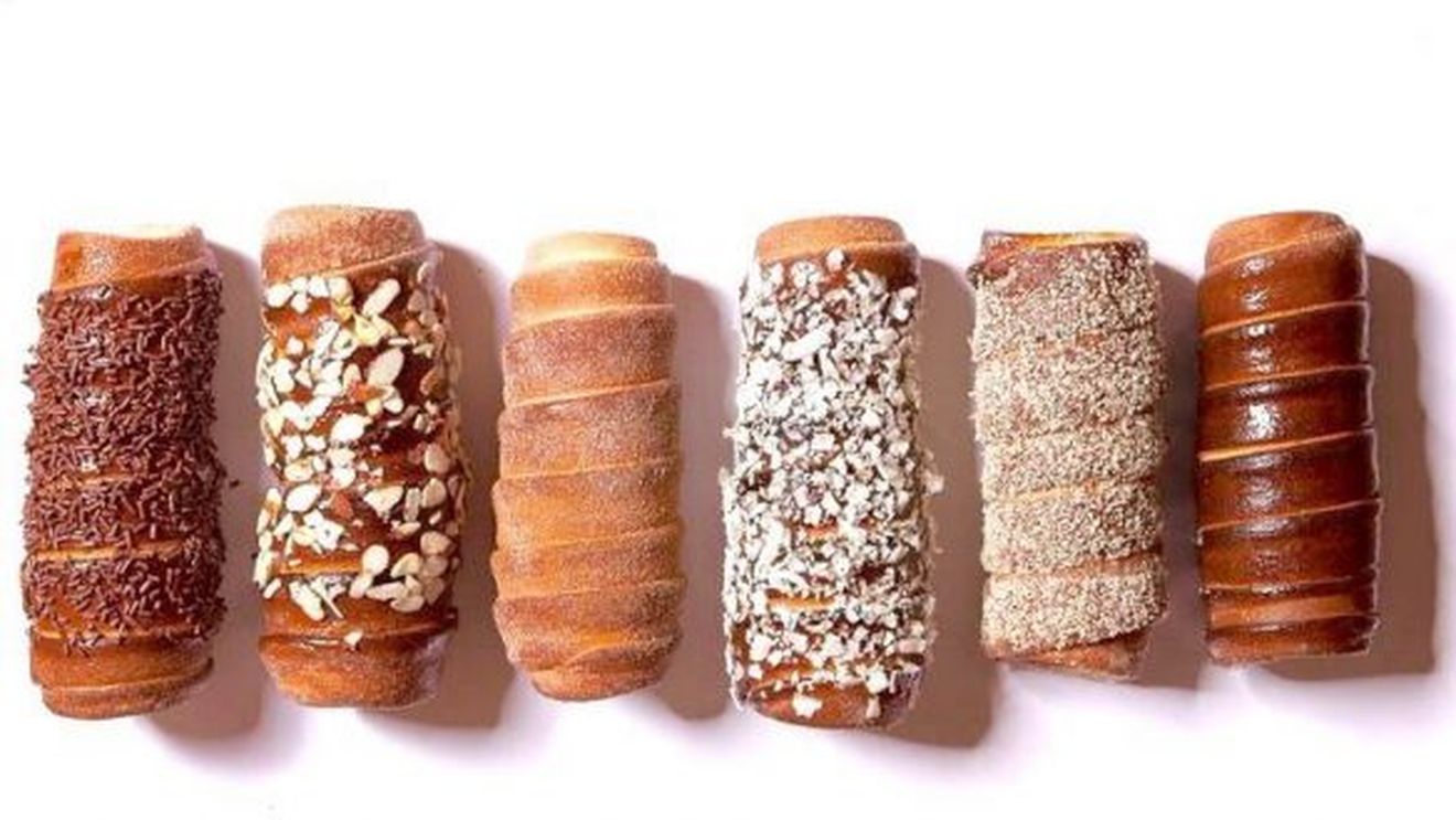 Un kurtoskalacs de 20 de metri şi un "kurtos de aur", la Festivalul deliciilor dulci de la Sfântu Gheorghe / 13 echipe din 5 județe s-au înscris la un concurs de kurtos reinterpretat, care nu trebuie să fie dulce