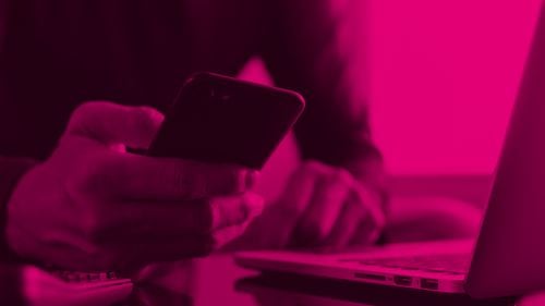 Telekom își avertizează clienții cu privire la atacurile cibernetice: ”Un malware circulă printr-un sms cu un link/ Acordați atenție aplicațiilor pe care le instalați în telefon”