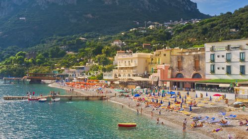 Bani și bunuri de 7,8 milioane de euro, confiscate de la 9 români din Italia: vile la malul mării și peste 100 de autoturisme / Sunt acuzați de escrocherii cu mașini second-hand / Nu au declarat niciodată venituri în Italia