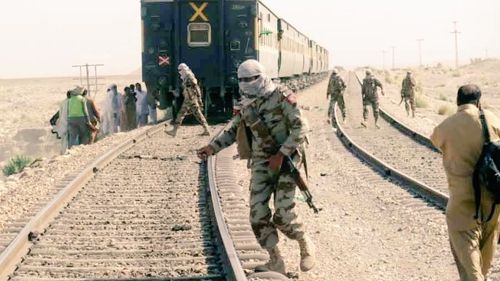 Tren cu peste 400 de persoane, deturnat în Pakistan: 155 de pasageri salvaţi, alţii sunt încă ţinuţi ostatici / 27 dintre terorişti ar fi fost ucişi
