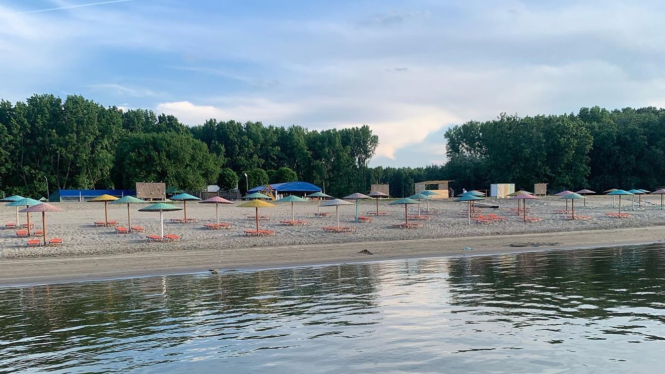 S-a deschis Plaja Mare din Călărași/ Turiștii se pot caza în corturi sau în căsuțe de lemn decorate home made