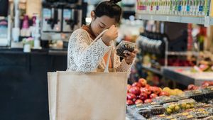 Surse: Magazinele ar putea avea program prelungit de sărbători / Obligativitatea măștii la exterior, eliminată