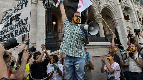 Ungaria: Mii de oameni au protestat după ce guvernul a suprimat autonomia Universităţii de Teatru şi Film