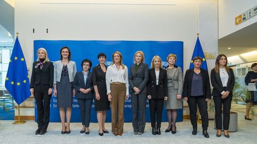 Roberta Metsola, întâlnire cu femeile care au funcții de conducere în parlamente / Alina Gorghiu a fost și ea prezentă: Discuțiile de la Bruxelles s-au concentrat asupra problemelor legate de primirea și integrarea femeilor, copiilor și a persoanelor vârstnice din Ucraina, dar și pe alte priorități sociale generate de agresiunea Rusiei