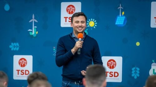 Preşedintele Institutului Naţional de Administraţie, despre cheful cu manele al TSD: "Nu s-a întâmplat nimic extraordinar, nici imoral"/ "Romașcanu la Cultură, pe noi toți ne doare-n... mână", printre dedicațiile auzite la petrecere