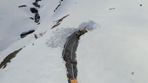 VIDEO A început deszăpezirea Transfăgărășanului / ”Zăpada depășește pe alocuri 5-6 metri grosime” / Se încearcă deschiderea drumului la 15 iunie