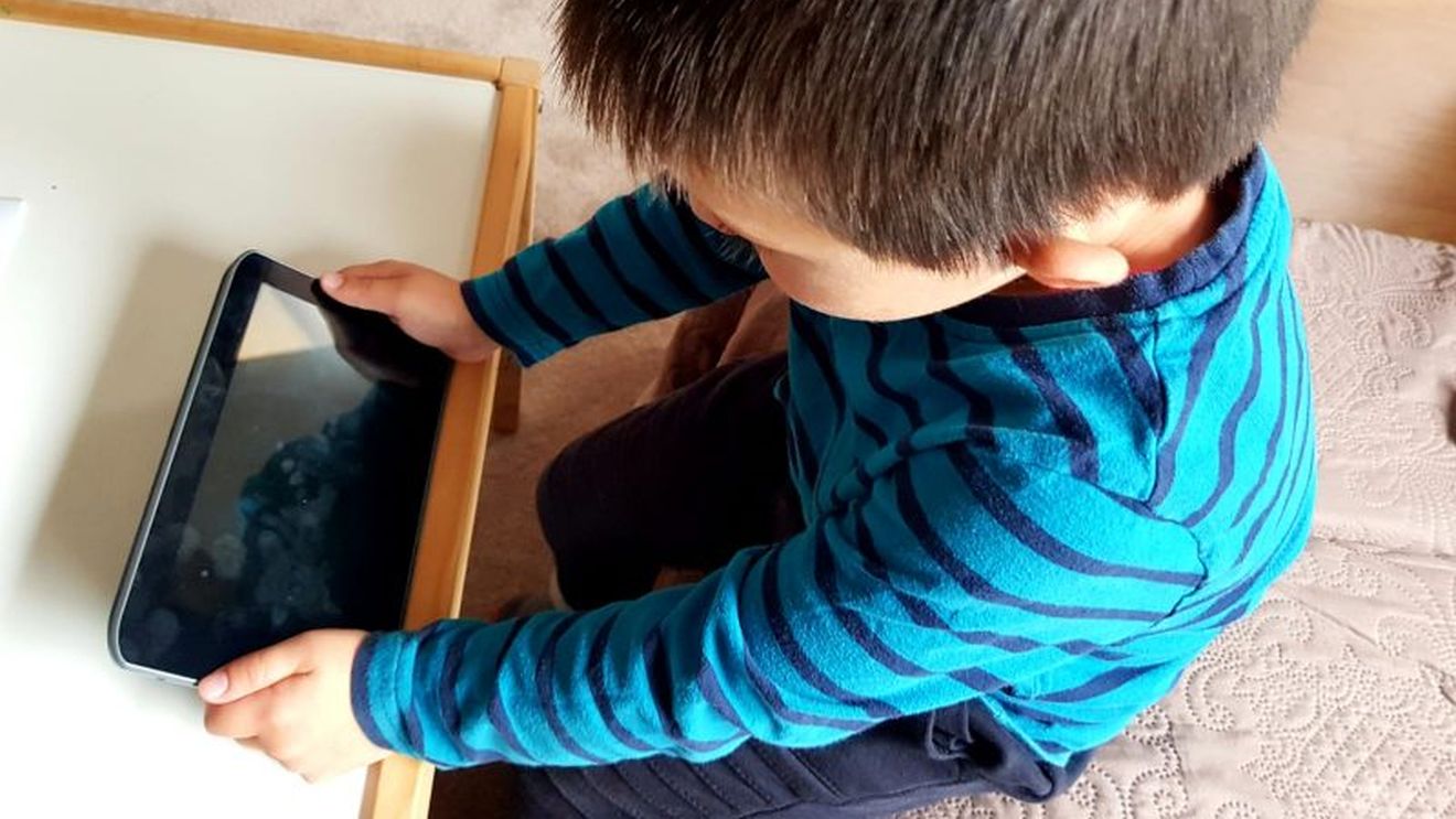 Ministerul Educației: Copiii sub 2 ani nu ar trebui să aibă acces la telefoane și tablete, implicit la jocuri – document