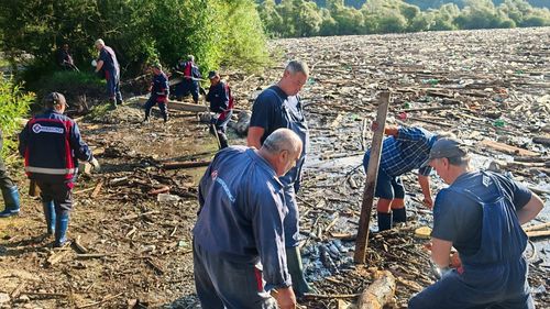 FOTO Hidroelectrica a început degajarea deşeurilor de pe acumularea Izvorul Muntelui-Bicaz