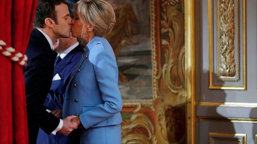 Brigitte Macron, soția președintelui Franței, a deschis o acțiune în instanță împotriva celor care au răspândit zvonuri false că s-a născut bărbat
