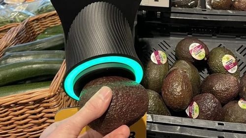 VIDEO | Scanner pentru avocado, introdus de un supermarket din România / Clienții pot vedea care este gradul de coacere al fructului