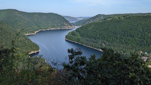 UPDATE Bărbat în stop cardio-respirator după ce a căzut în lacul Tarnița