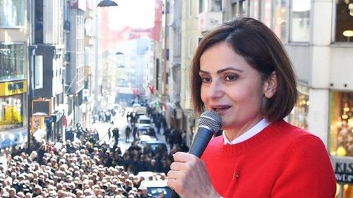 Şefa organizaţiei din Istanbul a partidului din opoziţie ce a câştigat alegerile, judecată pentru ”insultarea”, pe Facebook, a lui Erdogan / Parchetul cere 17 ani de închisoare