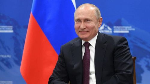 Vladimir Putin intră în autoizolare după depistarea unor cazuri de COVID-19 în anturajul său / Kremlinul precizează că liderul rus este „perfect sănătos”