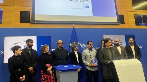 O echipă de jurnalişti greci, germani şi britanici a câştigat marţi Premiul Daphne Caruana Galizia al Parlamentului European pentru investigarea naufragiului navei Adriana, în care au murit 600 de migranți