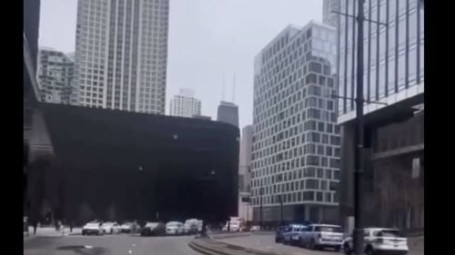 VIDEO Chicago: Clădirea Trump International Hotel & Tower, blocată de poliție în urma unor informații că o femeie s-ar afla în interior, înarmată cu o puşcă