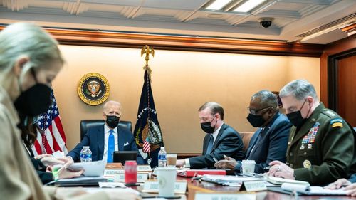 Reuters: Biden s-a întâlnit joi seară cu consilieri de securitate națională pentru discuții privind acumularea forțelor Rusiei în jurul Ucrainei