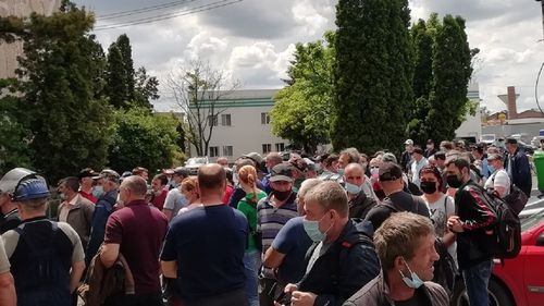 Conducerea Astra Rail Industries invocă disputele dintre sindicate pentru faptul că salariile nu au fost majorate / În fabricile din Arad, Drobeta-Turnu Severin și Caracal, angajații au organizat grevă de avertisment